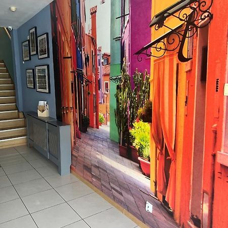 Artmotel & Bistro Haţeg Eksteriør bilde