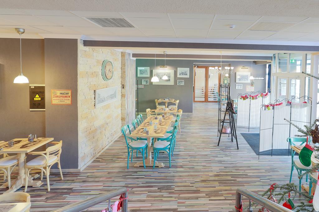 Artmotel & Bistro Haţeg Eksteriør bilde