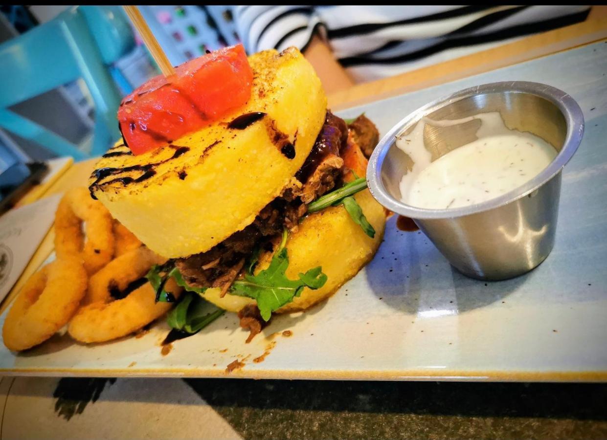 Artmotel & Bistro Haţeg Eksteriør bilde