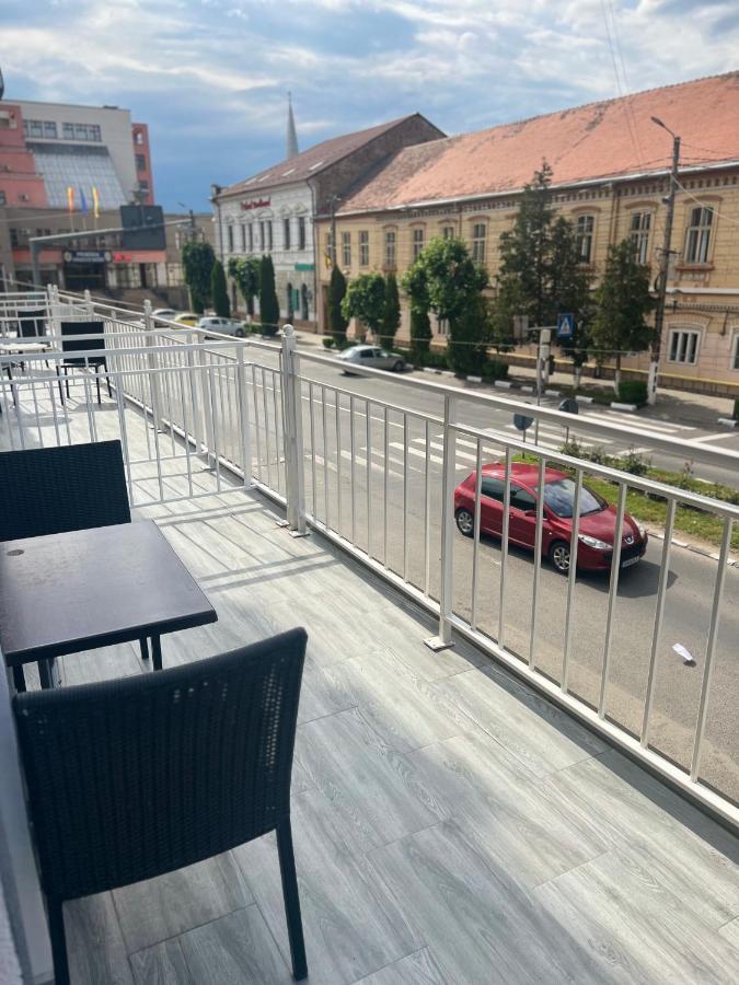 Artmotel & Bistro Haţeg Eksteriør bilde
