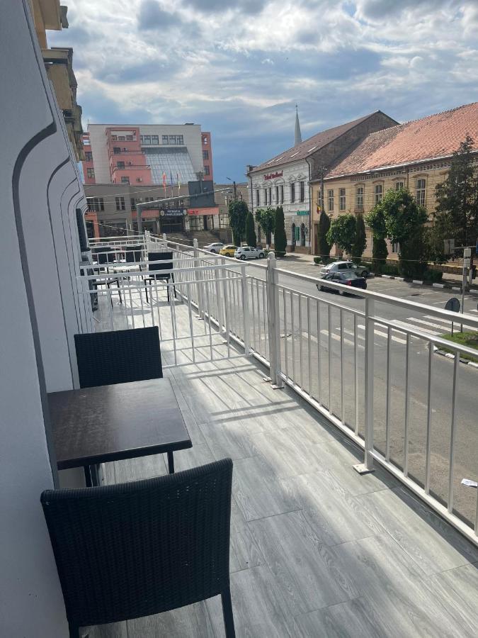 Artmotel & Bistro Haţeg Eksteriør bilde