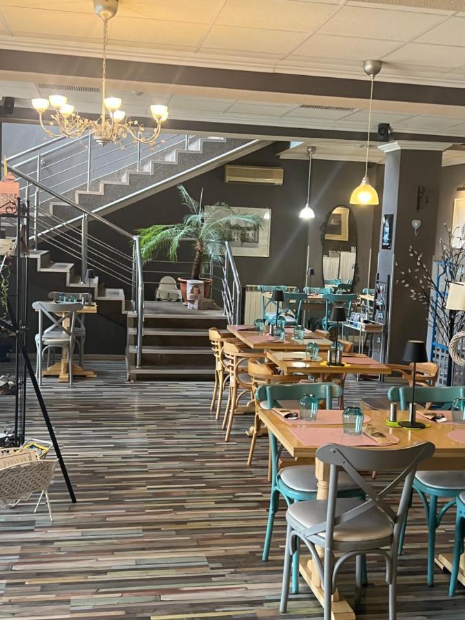 Artmotel & Bistro Haţeg Eksteriør bilde