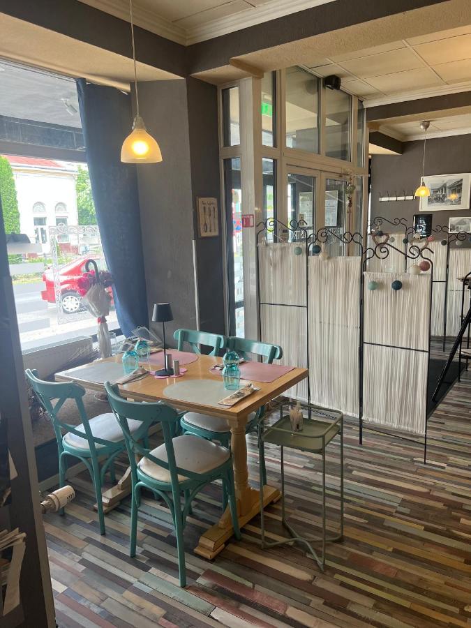 Artmotel & Bistro Haţeg Eksteriør bilde