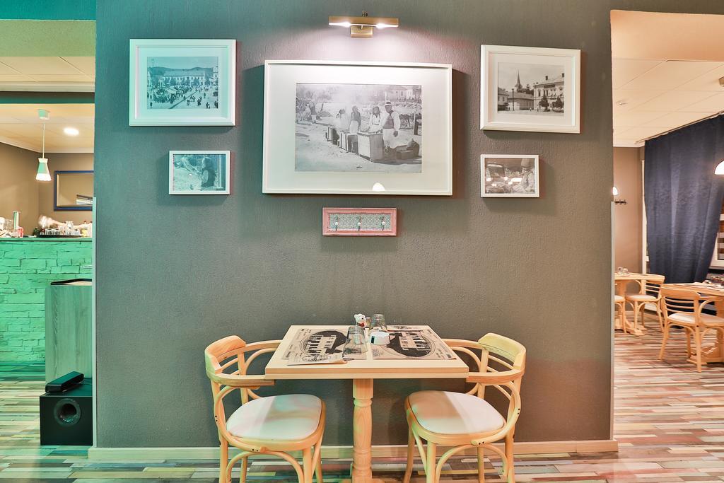 Artmotel & Bistro Haţeg Eksteriør bilde