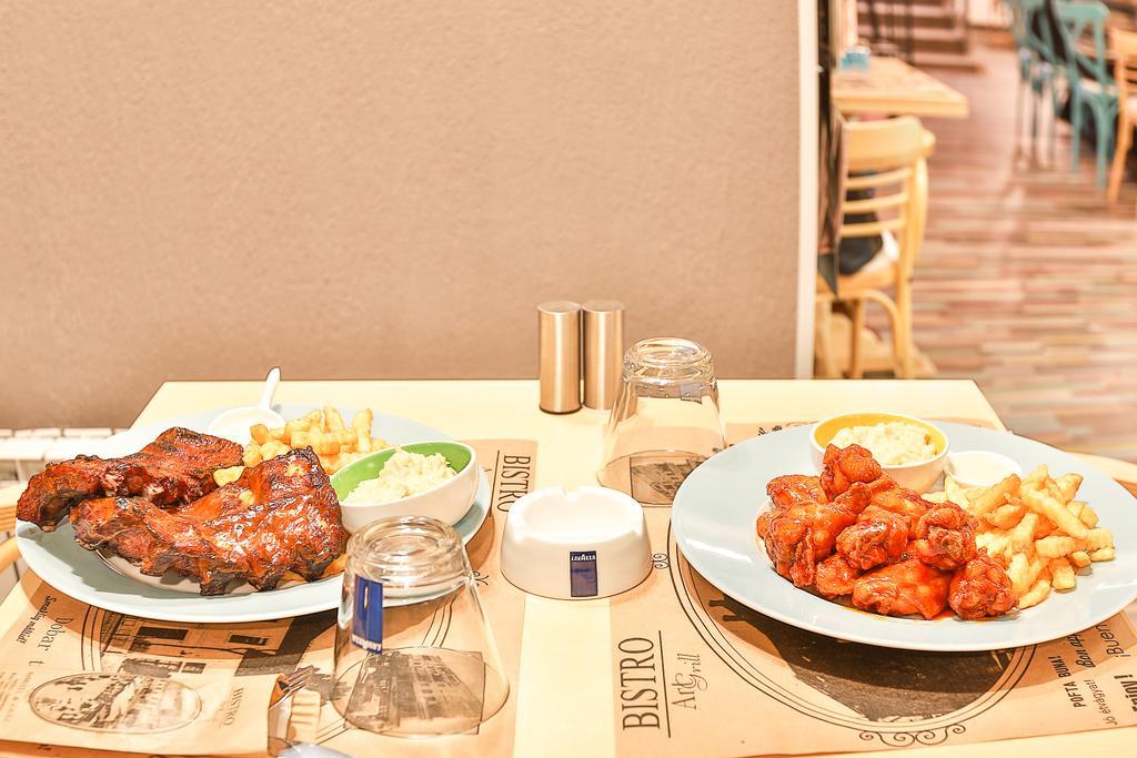 Artmotel & Bistro Haţeg Eksteriør bilde