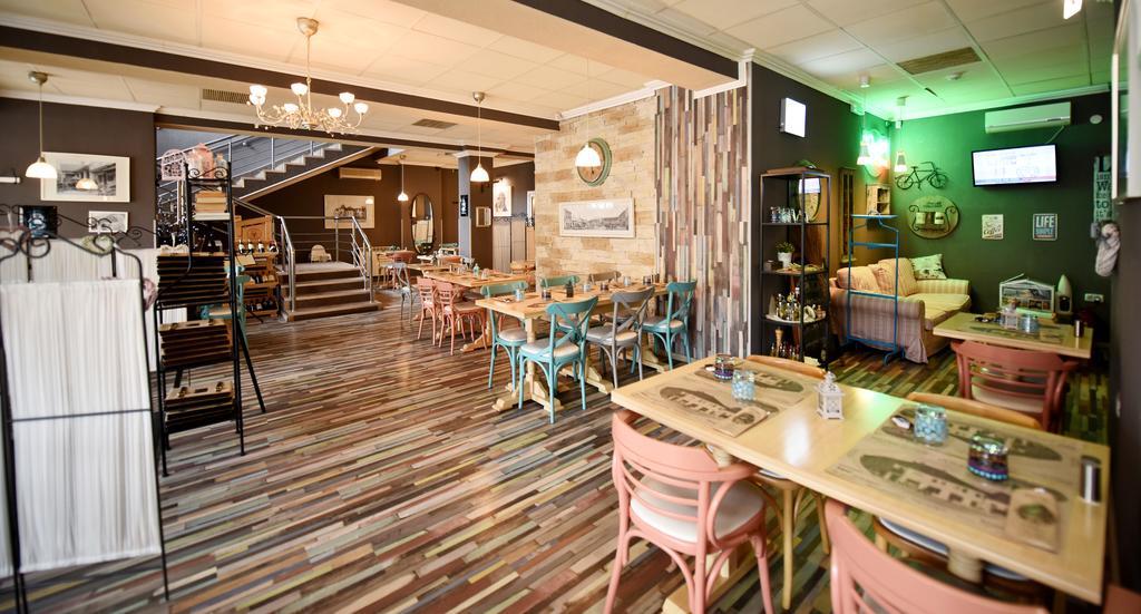 Artmotel & Bistro Haţeg Eksteriør bilde