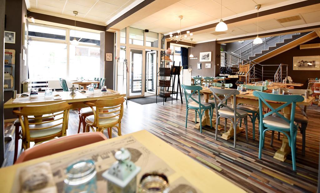 Artmotel & Bistro Haţeg Eksteriør bilde
