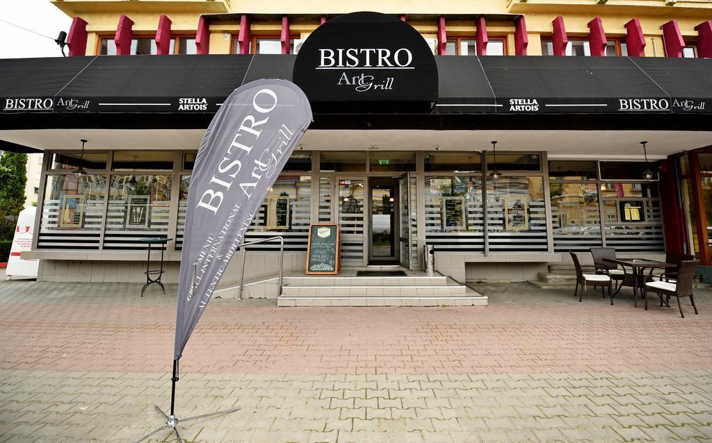 Artmotel & Bistro Haţeg Eksteriør bilde