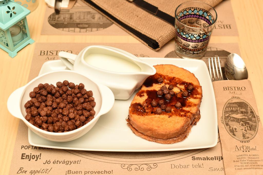 Artmotel & Bistro Haţeg Eksteriør bilde
