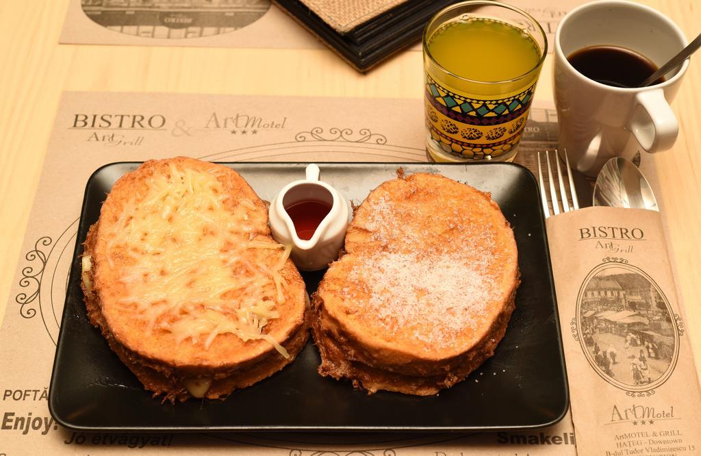 Artmotel & Bistro Haţeg Eksteriør bilde